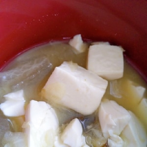 豆腐、キャベツ、めかぶの味噌汁